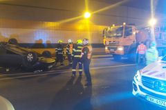 Nehoda tří aut uzavřela v obou směrech Bubenečský tunel, dva lidé jsou zranění