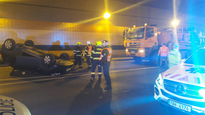 Nehoda tří aut uzavřela v obou směrech Bubenečský tunel, dva lidé jsou zranění