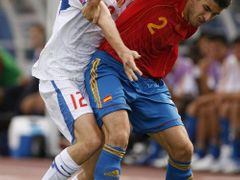 Španěl Antonio Barragan (vpravo) v souboji s Petrem Jandou ve čtvrtfinále MS fotbalistů do dvaceti let.