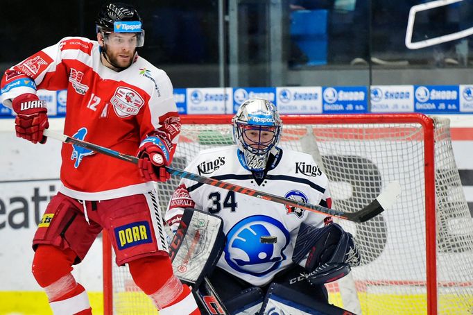 Jan Knotek z Olomouce a brankář Plzně Dominik Frodl ve druhém čtvrtfinále play off hokejové extraligy.