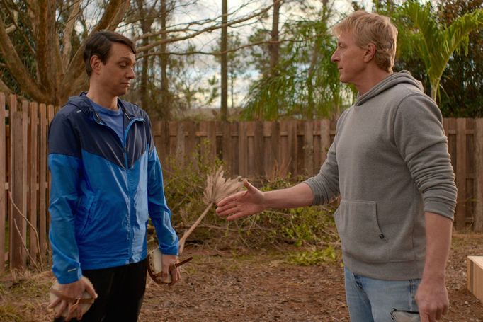 Ralph Macchio jako Daniel LaRusso a William Zabka coby Johnny Lawrence v seriálu Cobra Kai.