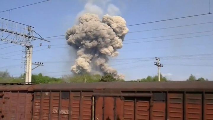 Požár muničního skladu na severním Kypru způsobil exploze, několik lidí bylo zraněno