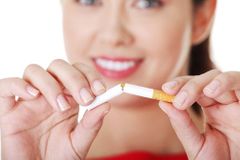 Europoslanci chtějí zakázat mentolové a úzké cigarety