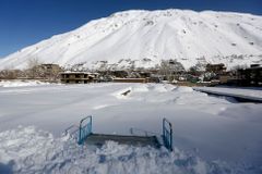 V Kašmíru zemřelo pod lavinami 15 indických vojáků, oblast dál bojuje se silným sněžením