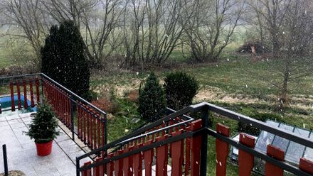 Na Vysočině překvapila aprílová chumelenice. Prudké sněžení doprovází silný vítr
