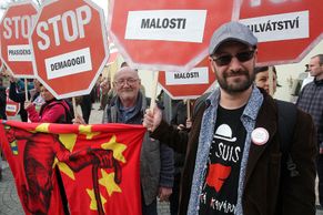 Fotoblog: Zemana v Úholičkách čekalo sto protestujících. Když opět vtipkoval o "přeříznutí", odešli