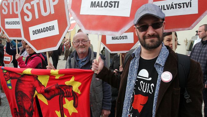 Fotoblog: Zemana v Úholičkách čekalo sto protestujících. Když opět vtipkoval o "přeříznutí", odešli