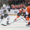 NHL v Praze, Philadelphia - Chicago: Alexander Nylander (v bílém) a Justin Braun (v oranžovém)