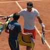 Rafael Nadal a podavači míčků v semifinále French Open 2013