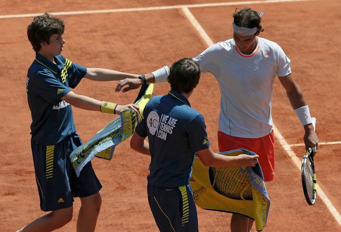 Rafael Nadal a podavači míčků v semifinále French Open 2013