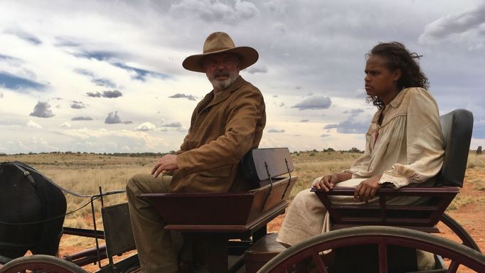 Na snímku z filmu Sweet Country jsou herci Sam Neill a Shanika Coleová.