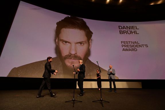 Festival president Jiří Bartoška presents the award to actor Daniel Brühl.