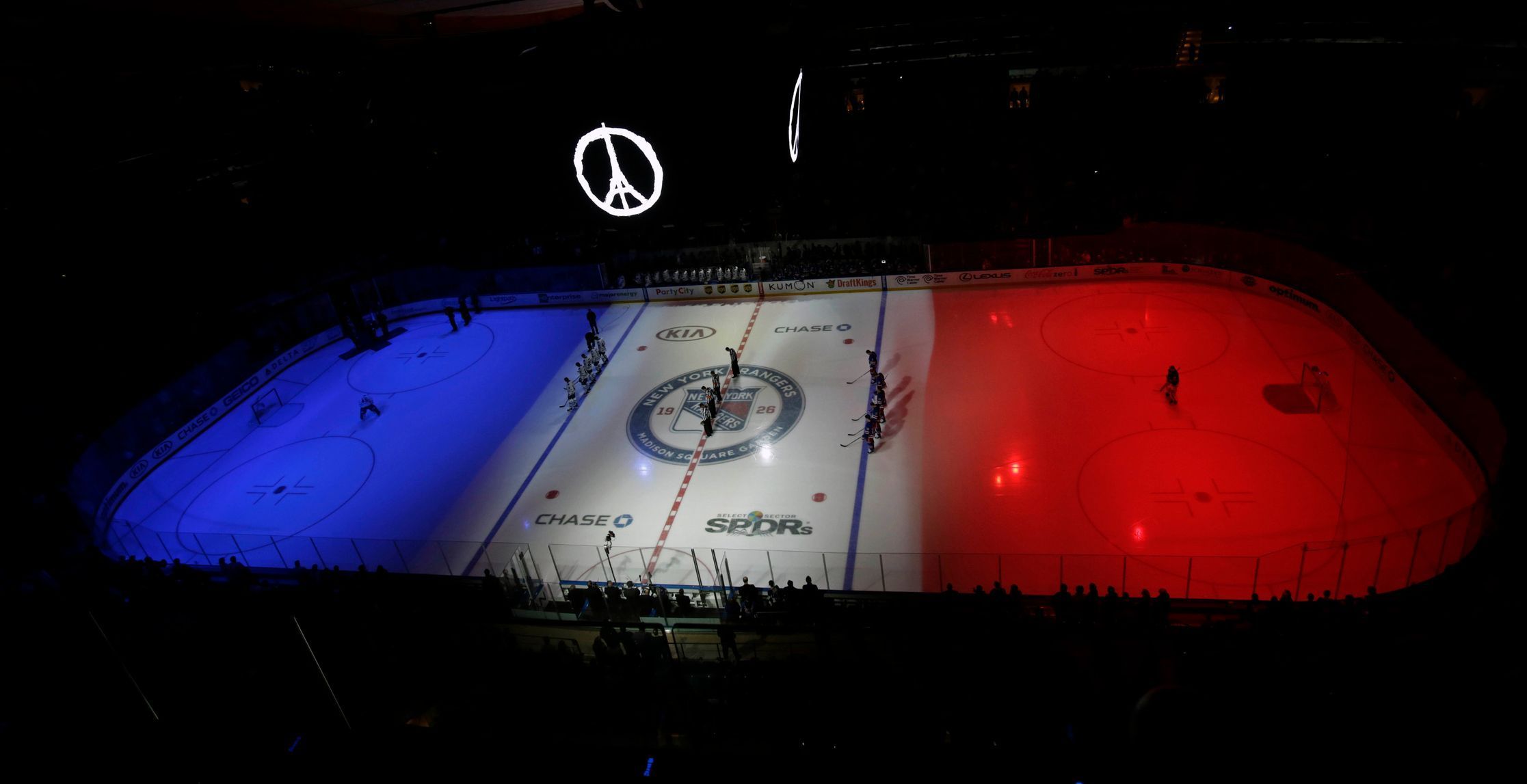 Připomenutí teroristických událostí v Paříži před začátkem zápasu NHL New York Rangers - Toronto Maple Leafs