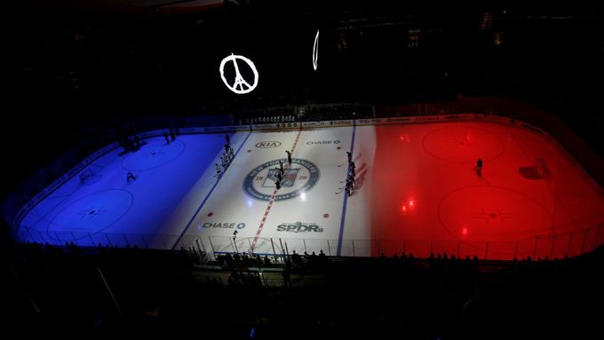 Také v newyorské Madison Square Garden si před zápasem NHL připomněli tragédii v Paříži.