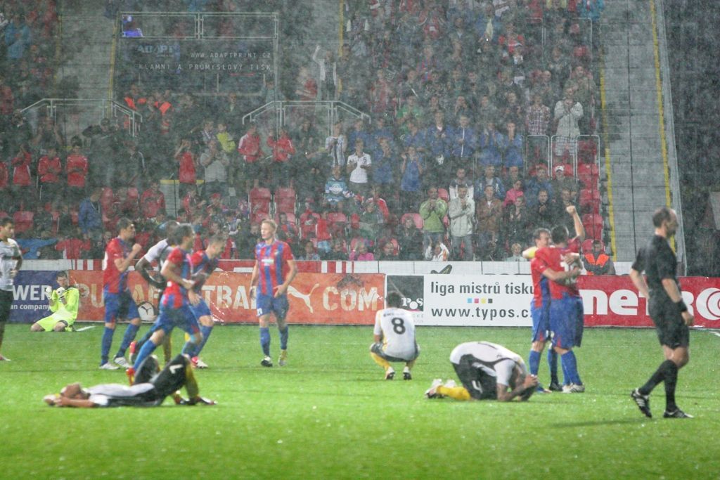 Fotbalisté Plzně slaví vítězství v odvetném utkání kvalifikace Evropské ligy 2012/13 s Lokerenem.