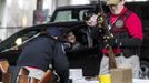 A Seattle Police Officer inspects a rifle during the gun buyback event in Seattle, Washington, January 26, 2013. Participants received up to a $100 gift card in exchange for working handguns, shotguns and rifles, and up to a $200 gift card for assault weapons. REUTERS/Nick Adams (UNITED STATES - Tags: POLITICS CIVIL UNREST) Published: Led. 27, 2013, 12:41 dop.