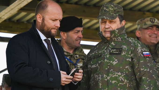 Bývalý ministr obrany Jaroslav Naď a generál Lubomír Svoboda.