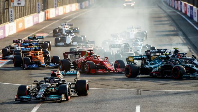 Chyba Lewise Hamiltona v Mercedesu při restartu Velké ceny Ázerbájdžánu F1 2021