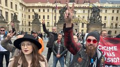 Jeden z účastníků protestu proti demonstraci, na které se sešli především příznivci koalice Stačilo! a SPD.