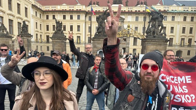 Aktuálně.cz zachytilo chvíle, kdy pochodu příznivců koalice Stačilo! a SPD se postavili do cesty příznivci prozápadního směřování České republiky.