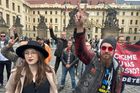 Těžkooděnci v akci. "Komunismus, fašismus, stejný hnus,"  slyšeli Konečná s Vidlákem