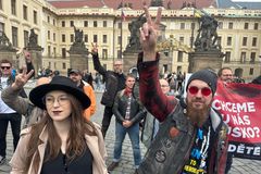 Těžkooděnci v akci. "Komunismus, fašismus, stejný hnus,"  slyšeli Konečná s Vidlákem
