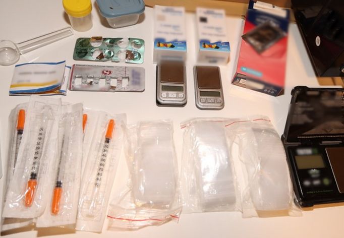 Moravskoslezští kriminalisté z toxi-týmu zasáhli proti výrobcům drog na Frýdecko-Místecku a Ostravsku. Během domovní prohlídky objevili i střelné zbraně.