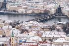 Sněhový poprašek dává městu zcela jinou atmosféru. Na snímku je Karlův most vyfotografovaný z Petřínské rozhledny.