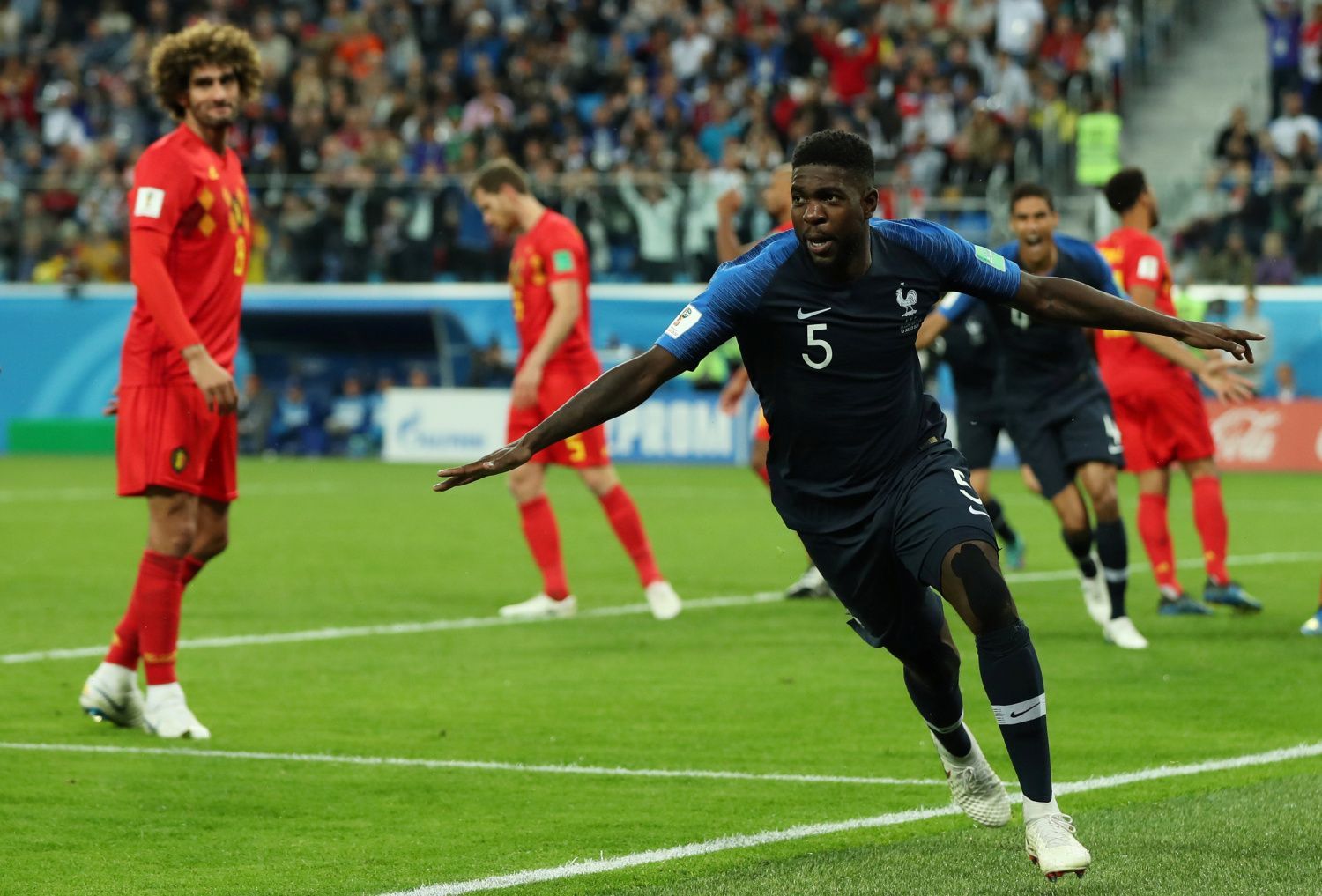 Samuel Umtiti slaví gól v semifinále MS 2018 Francie - Belgie