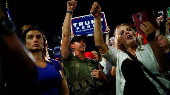 Napjatá atmosféra v USA zažehla protesty. Stoupenci Trumpa mluví o manipulaci