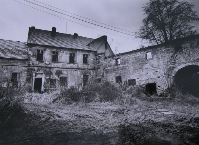 První zmínka o statku zvaném Stranné pochází z roku 1057, kdy patřil k litoměřické kapitule. V 16. století bylo panství přestavěno na renesanční tvrz a poté využíváno k hospodářským účelům. V roce 1921 jej zakoupil i s pozemky jako zbytkový statek Bedřich Vodňanský, pradědeček dnešního majitele. O 21 let později byl statek rodiny Vodňanských poprvé zabrán, a to Němci, kdy připadl pod německé státní statky. Podruhé roku 1948.  „Den, kdy naší rodině ráno patřil statek, polnosti, koně a krávy a večer už jsme nesměli vstoupit ani na dvůr, se z paměti vymazat nedá. Během tohoto dne si lidé z Blíževedel a okolí mohli vzít vše, co potřebovali, či se jim líbilo - zvířata, pole, stroje i nářadí. Kromě vystěhování mi nebylo umožněno odmaturovat, povinnou vojenskou službu jsem absolvoval v PTP. V roce 1992, kdy mi byl zdevastovaný statek vrácen, z něj zůstaly vlastně pouze obvodové zdi," vzpomíná Miroslav Vodňanský. 