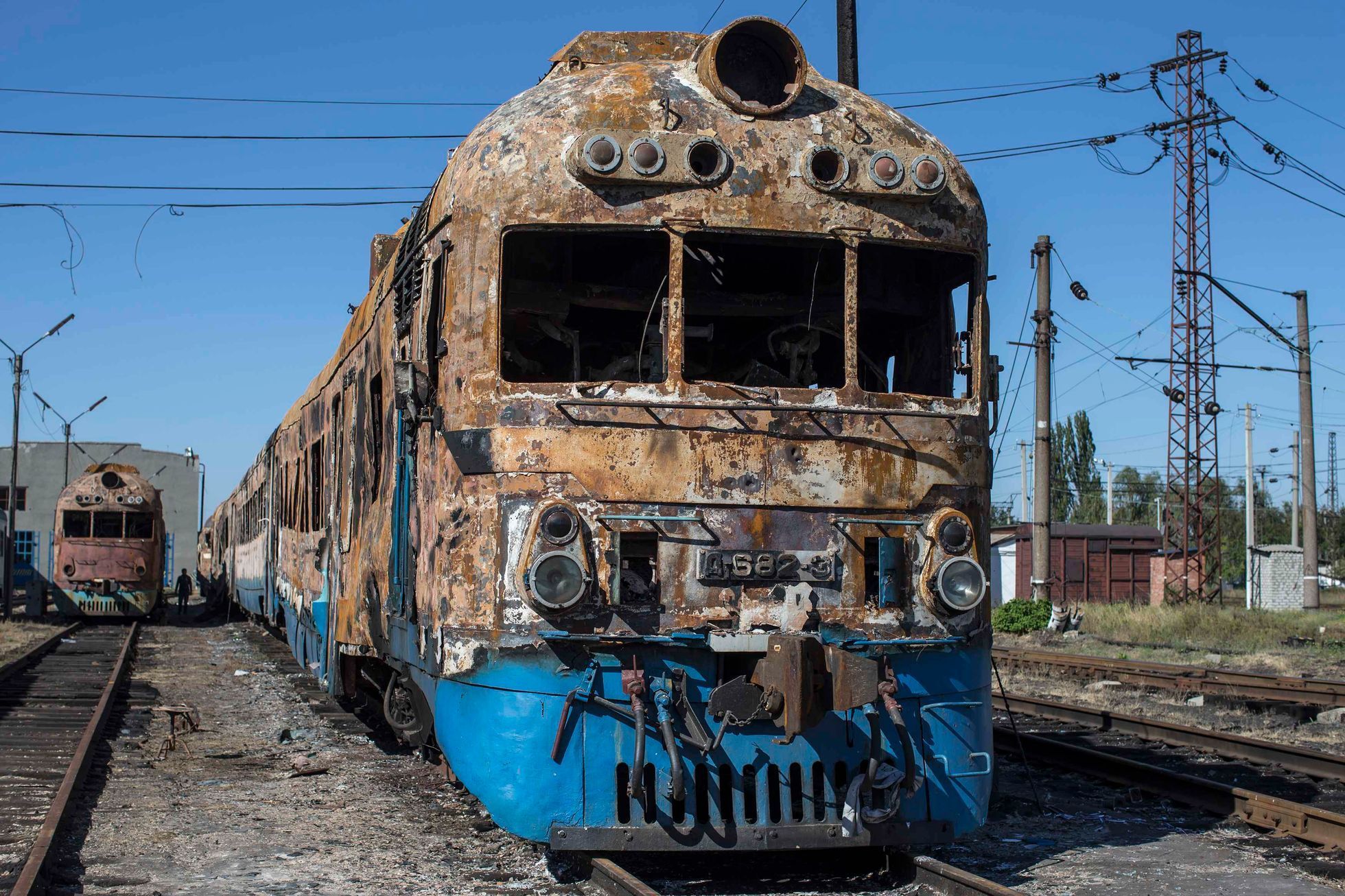 Lokomotiva na nádraží v Ilovajsku, které mají v rukou separatisté.