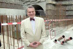 Svoboda odmítl půjčit DPP miliardy. Počká si na studii