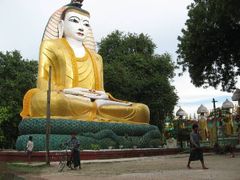 K buddhismu se v Barmě hlásí téměř 90 procent obyvatelstva (na snímku klášter v Amarapuře nedaleko Mandalaje)