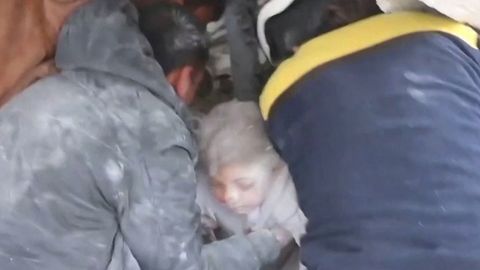 Dítě zavalené v sutinách. Záchranářům se podařilo jej vyprostit živé