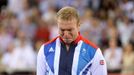 Britský dráhový cyklista Chris Hoy je dojatý po vítězství na OH 2012 v Londýně.