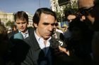 Demonstrace se zúčastnil také bývalý premiér a předák pravicové Lidové strany José María Aznar. Je velkým rivalem Zapatera, v roce 2003 s ním prohrál ve volbách.