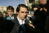 Demonstrace se zúčastnil také bývalý premiér a předák pravicové Lidové strany José María Aznar. Je velkým rivalem Zapatera, v roce 2003 s ním prohrál ve volbách.