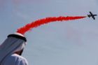 Pohled na leteckou přehlídku na veletrhu NAVDEX, který se každoročně koná společně se zbrojní výstavou IDEX v Abú Dhabí ve Spojených arabských emirátech, 20. února.