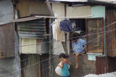 Zemi pohlcují slumy, varuje OSN