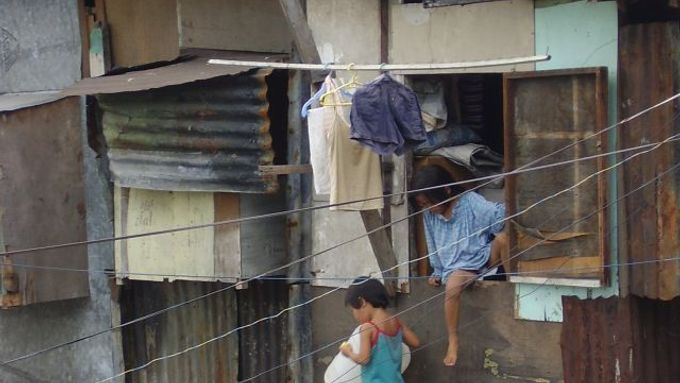 Děti v chudinské čtvrti, která vyrostla nedaleko centra filipínské Manily.