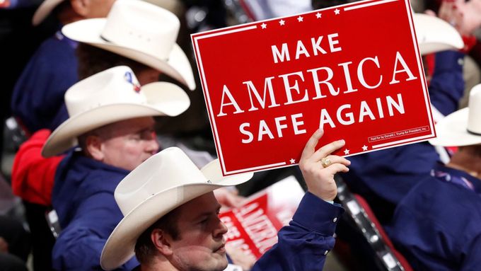 Jeden z členů texaské delegace drží nad hlavou slogan, který se stal prvním hlavním tématem republikánského sjezdu.