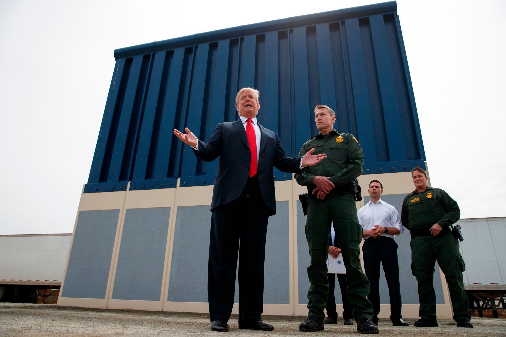 Snímek z března 2018, kdy si Donald Trump byl prohlédnout návrhy jeho "zdi" s Mexikem.