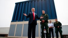 Snímek z března 2018, kdy si Donald Trump byl prohlédnout návrhy jeho "zdi" s Mexikem.