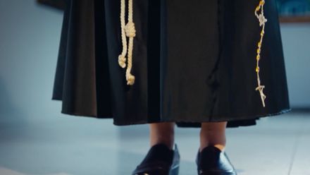 Národní galerie ve vtipném spotu odzbrojila jeptišku i teroristu