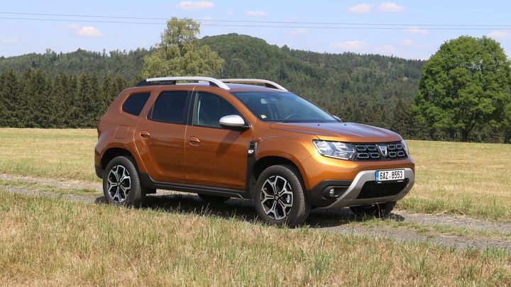 Vysmívané značky dobývají Evropu. Dacia i Tesla prodejně porážejí tradiční rivaly