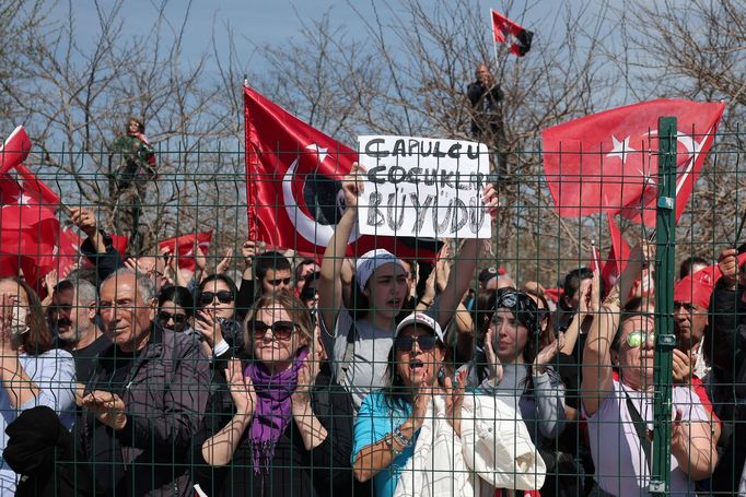 Stovky tisíc lidí se v sobotu v Istanbulu zúčastnily demonstrace, kterou svolala turecká opozice proti zadržení bývalého starosty tohoto města Ekrema Imamoglua.