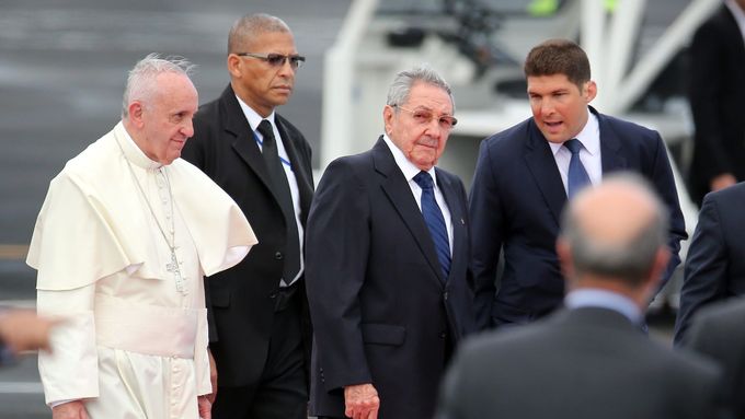 Papež František a kubánský prezident Raúl Castro.
