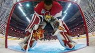 Gólman Ottawy Senators Ray Emery se spoustředí před začátkem třetího finále Stanley Cupu proti Anaheimu.