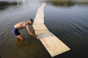 Čínský mnich uběhl po vodě 18 metrů